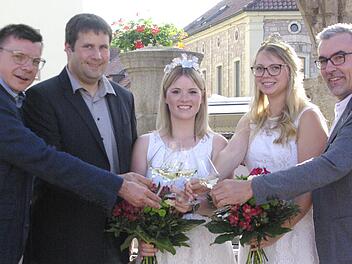 Bürgermeister Armin Warmuth (von links), Vorsitzender Stefan Ruppert, die Weinprinzessinnen Annika und Miriam sowie Vizepräsident  Andreas Oehm   eröffneten das Fest "Wein- und Gaumenfreuden".  Foto: Winfried Ehling