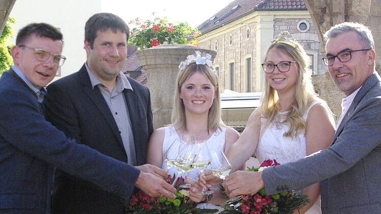 Bürgermeister Armin Warmuth (von links), Vorsitzender Stefan Ruppert, die Weinprinzessinnen Annika und Miriam sowie Vizepräsident  Andreas Oehm   eröffneten das Fest "Wein- und Gaumenfreuden".  Foto: Winfried Ehling
