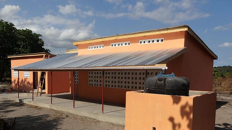 Fertig: Nach drei Wochen konnte der Schl&uuml;ssel an Schuldirektor und B&uuml;rgermeister &uuml;bergeben werden.Sonja Hynd