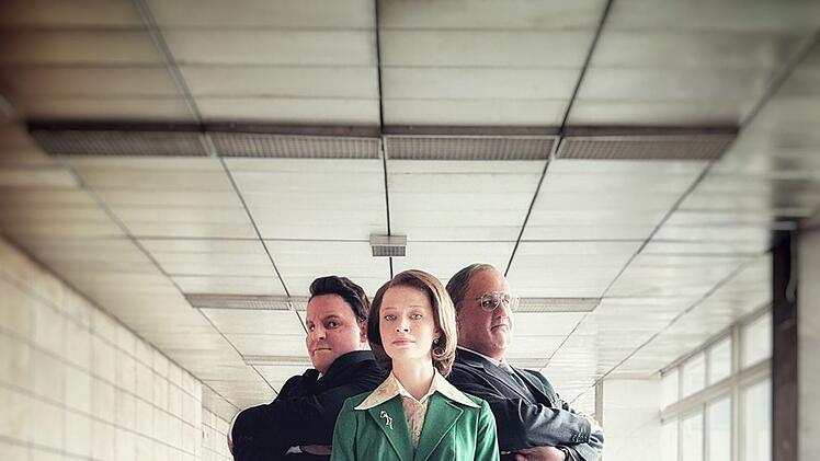 Wenn M&auml;nner um die Macht ringen, ist oft weibliche Hilfe gefragt (von links): Franz-Josef Strau&szlig; (Paul Sedlmeir), Sekret&auml;rin M&uuml;ler (Nora Islei) und Helmut Kohl (Jan van Weyde).