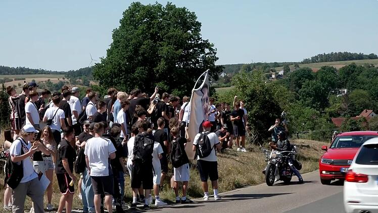 1000 Menschen st&uuml;rmen Emskirchen - Polizeieinsatz bei "Schanzenfest"