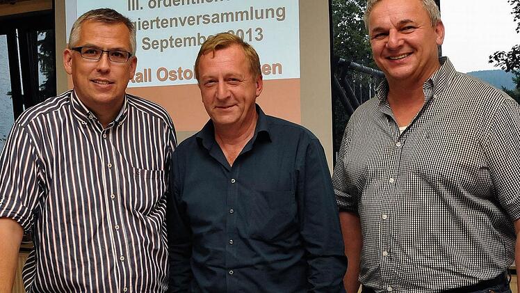 Gut aufgestellt für die Betriebsratswahlen 2014 (von links): der Erste Bevollmächtigte der IG Metall Ostoberfranken, Volker Seidel, das neu gewählte Vorstandsmitglied Alois Lautner und Zweiter Bevollmächtigter Wolfgang Kormann. Foto: Stephan Herbert Fuchs