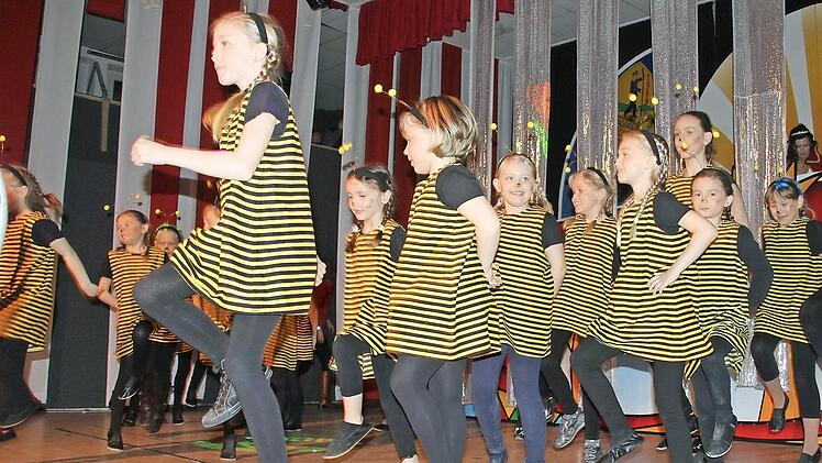Die kleine Garde beim Showtanz "Biene Maja"