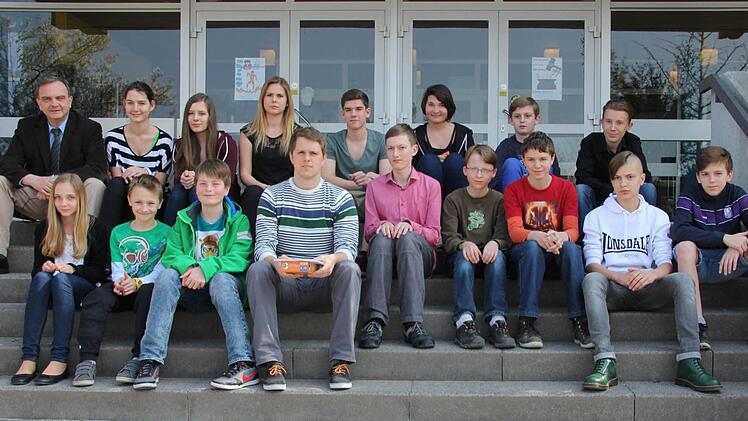 Alle Klassensiegeer mit Fachbetreuer Thomas Steinmetz (vorne Vierter von links) und Direktor Klauspeter Schmidt (links)