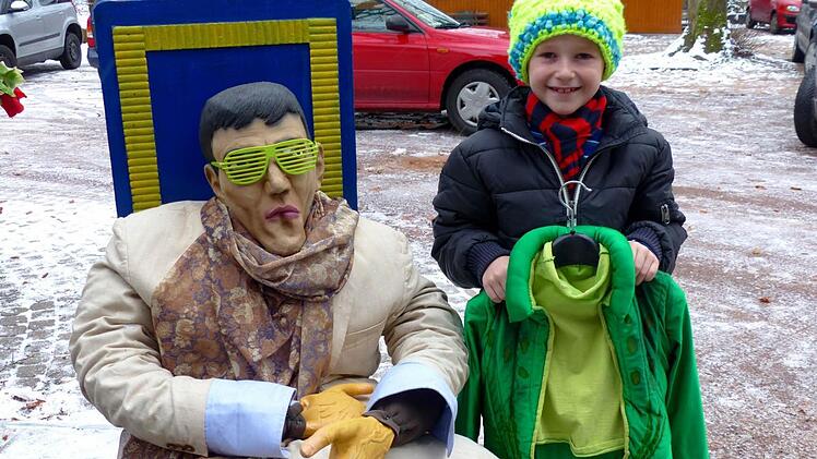 Finn Hottung, hier neben dem "Empfangschef" der Naturbühne, wird beim Fasching in Ziegelhütten als Frosch auftauchen. Foto: Dieter Hübner