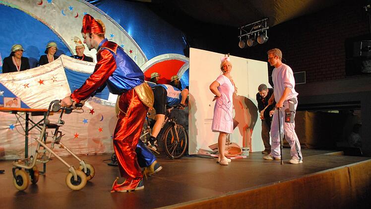 Wahre Lachsalven lösten die Dominik Bauer, Christoph Dorn, Christian Dorn, Benedikt Schumm, Benedikt Carton und Nicole Anzinger mit ihrem Sketch aus dem Altenheim aus. Foto: Evelyn Schneider