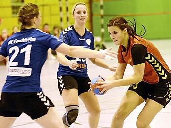 Vera Dachwald und Kathrin Kieser bekamen Katharina Anderl zwar selten in den Griff, doch die vier Tore der Buckenhofenerin reichten nicht, um den klaren Sieg des HC Forchheim zu gefährden.  Foto: herzopress