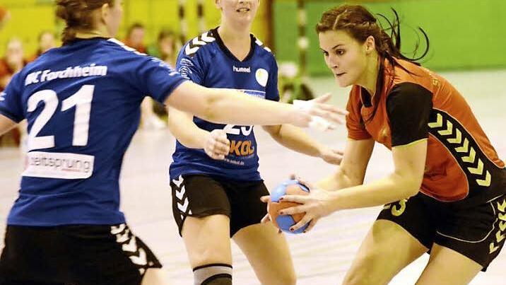 Vera Dachwald und Kathrin Kieser bekamen Katharina Anderl zwar selten in den Griff, doch die vier Tore der Buckenhofenerin reichten nicht, um den klaren Sieg des HC Forchheim zu gefährden.  Foto: herzopress