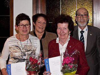 Vorsitzende Lydia Gerlach (hinten links) und stellvretender Kreisvorsitzender Helmuth Beck bedankten sich bei Lioba Seufert (vorne links) und Beate Straub für Treue und Mitarbeit. Foto: Wimmel
