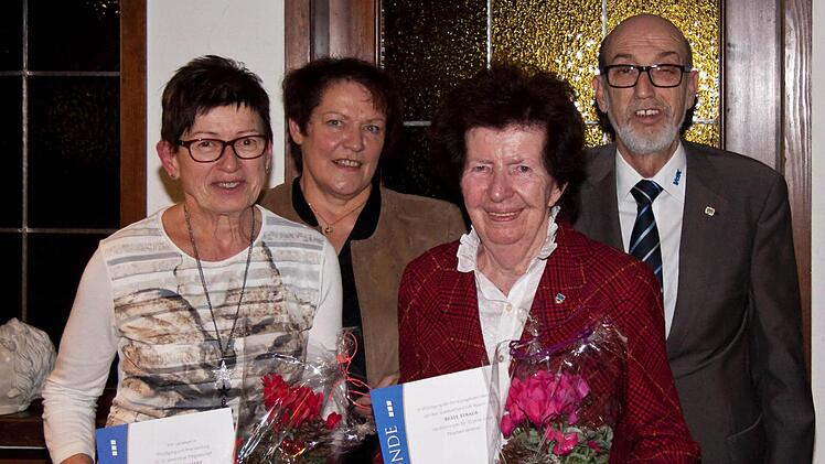 Vorsitzende Lydia Gerlach (hinten links) und stellvretender Kreisvorsitzender Helmuth Beck bedankten sich bei Lioba Seufert (vorne links) und Beate Straub für Treue und Mitarbeit. Foto: Wimmel
