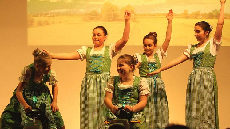 Im Dirdl machte die junge Showtanzgruppe eine gute Figur. Foto: Günther Geiling