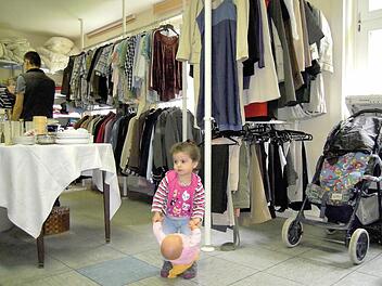 Die kleine Eva hat eine Puppe gefunden. Ein kleiner Trost für die schwierige Situation, aus der sie kommt. Foto: Julia Raab