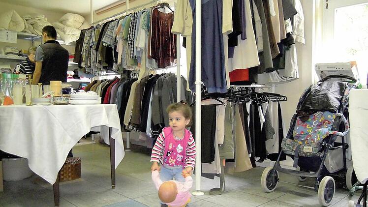 Die kleine Eva hat eine Puppe gefunden. Ein kleiner Trost für die schwierige Situation, aus der sie kommt. Foto: Julia Raab