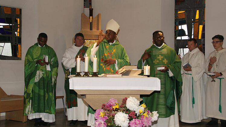 Bischof Anthony Adaji zelebrierte in Weisbrunn am Samstag einen Pontifikalgottesdienst mit mehreren Mitbrüdern. Sein Besuch in Deutschland gilt den Priestern aus seiner Diözese, darunter Mark Odah (links) in der Pfarreiengemeinschaft Main-Steigerwald und Pfarrer Blaise Okpanachi (am Altar rechts), der in Elfershausen wirkt.