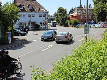 Die Kreuzung Ketschendorfer Straße/Neue Heimat ist tagsüber stark frequentiert. In den Nachtstunden soll der Betrieb nun ohne Ampelschaltung laufen. Fotos: Ulrike Nauer