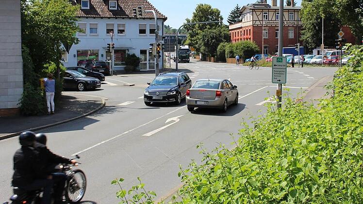 Die Kreuzung Ketschendorfer Straße/Neue Heimat ist tagsüber stark frequentiert. In den Nachtstunden soll der Betrieb nun ohne Ampelschaltung laufen. Fotos: Ulrike Nauer