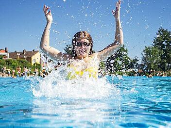Im Kronacher "Crana Mare" d&uuml;rfen die Besucher noch etwas l&auml;nger als geplant planschen.  Foto: Hamacher/Archiv