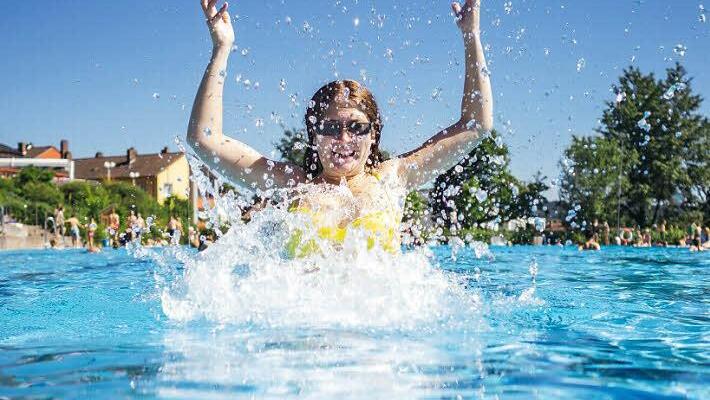 Im Kronacher "Crana Mare" d&uuml;rfen die Besucher noch etwas l&auml;nger als geplant planschen.  Foto: Hamacher/Archiv
