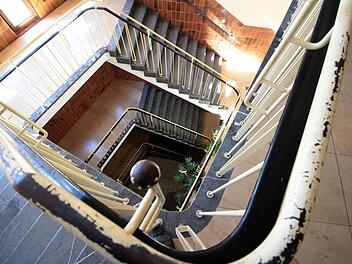 Das bestehende Treppen-System in der Adalbert-Stifter-Schule wird um eine Flucht-Treppe im nordöstlichen Gebäudetrakt erweitert. Foto: Josef Hofbauer