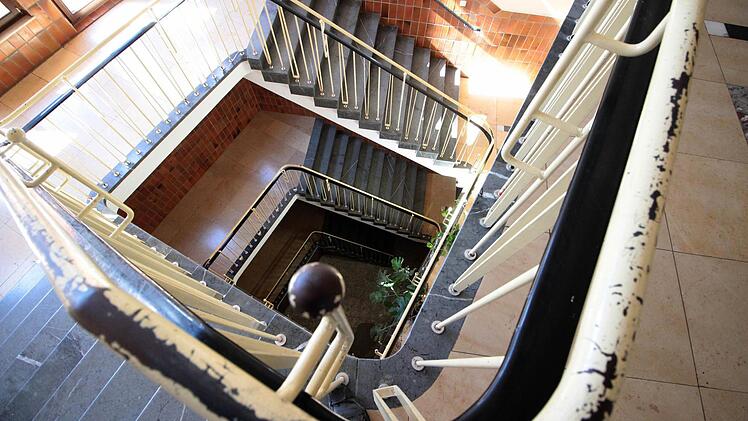 Das bestehende Treppen-System in der Adalbert-Stifter-Schule wird um eine Flucht-Treppe im nordöstlichen Gebäudetrakt erweitert. Foto: Josef Hofbauer