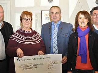 Spendenübergabe: Im Burgkunstadter Rathaus übergaben die Rathauschefs (von links) Christian Mrosek, Robert Hümmer, Christine Frieß und Udo Dauer einen Spendenscheck an die Tafelvorsitzende Silke Mohler (zweite von links), die sich herzlich dafür bedankte. Foto: Ingrid Kohles