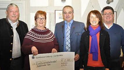 Spendenübergabe: Im Burgkunstadter Rathaus übergaben die Rathauschefs (von links) Christian Mrosek, Robert Hümmer, Christine Frieß und Udo Dauer einen Spendenscheck an die Tafelvorsitzende Silke Mohler (zweite von links), die sich herzlich dafür bedankte. Foto: Ingrid Kohles