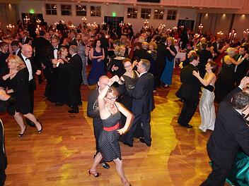 Ob Rumba, Disco-Fox oder Cha Cha: Die Besucher der Ballnacht am Samstag in der Stadthalle bewegten sich gekonnt zu den Rhythmen der Band Pik 7. Fotos: Horst Wunner