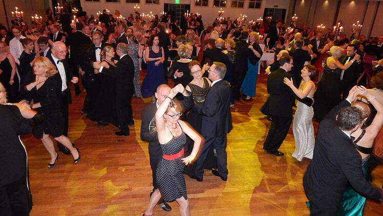 Ob Rumba, Disco-Fox oder Cha Cha: Die Besucher der Ballnacht am Samstag in der Stadthalle bewegten sich gekonnt zu den Rhythmen der Band Pik 7. Fotos: Horst Wunner