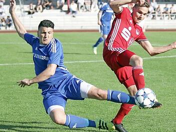 Niklas Ehrlich (rechts) im Zweikampf mit einem Röslauer. Die Vestekicker verloren nach dem 1:0-Hinspielsieg das Rückspiel mit 2:4 und müssen absteigen. Foto: Timo Geldner