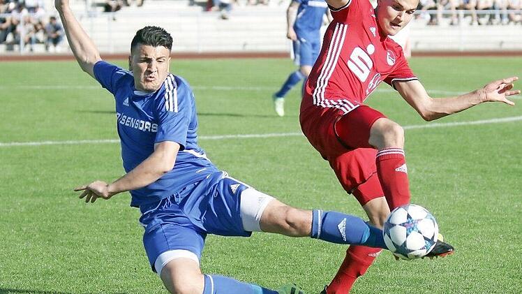 Niklas Ehrlich (rechts) im Zweikampf mit einem Röslauer. Die Vestekicker verloren nach dem 1:0-Hinspielsieg das Rückspiel mit 2:4 und müssen absteigen. Foto: Timo Geldner