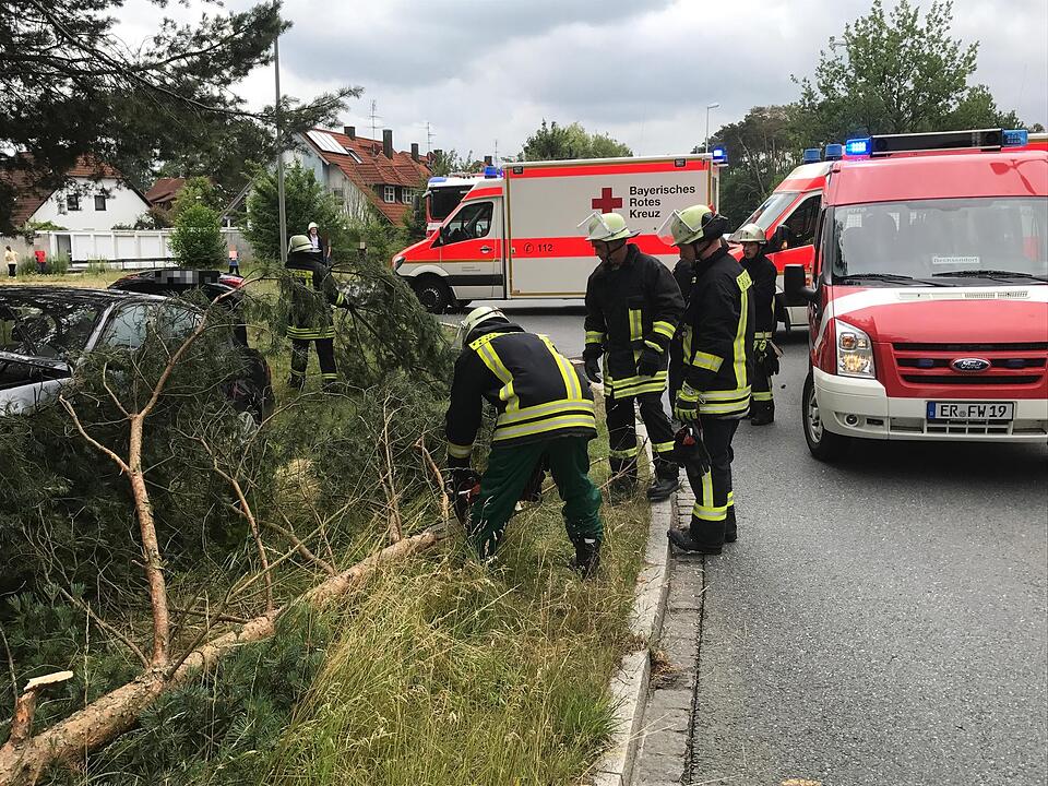 Unfall in Erlangen: Auto kracht gegen Baum in Dechsendorf