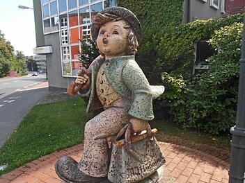 Der Wanderbursch ist eine der beliebtesten Hummelfiguren, vor dem Unternehmen wurde ihm ein Denkmal gesetzt.Jochen Berger