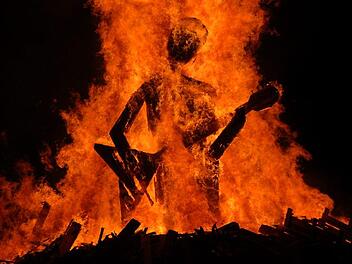 "Playing Europe" lautete das diesjährige Motto des Berliner Feuer- und Eventkünstlers Herbert "Jimmy" Fell am "Dicken Turm" in Niederlauer, der  bei Einbruch der Dunkelheit seine fast sieben Meter hohe Skulptur entzündete.  Musikalisch begeisterte Sängerin Maike May. Manfred Mellenthin