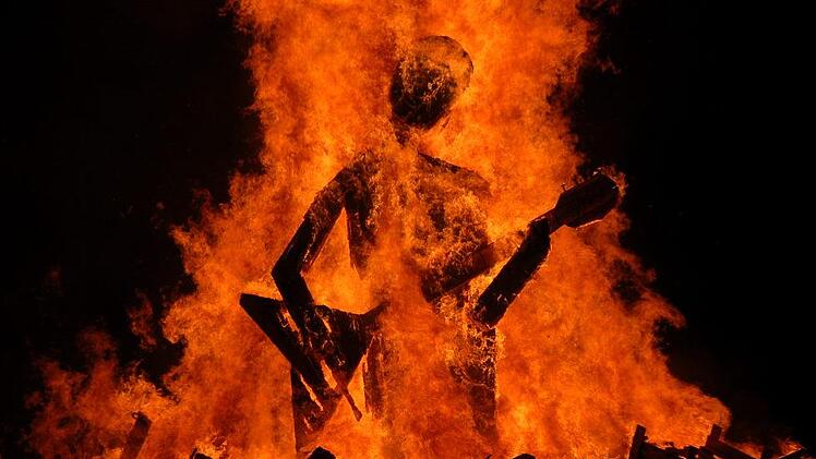 "Playing Europe" lautete das diesjährige Motto des Berliner Feuer- und Eventkünstlers Herbert "Jimmy" Fell am "Dicken Turm" in Niederlauer, der  bei Einbruch der Dunkelheit seine fast sieben Meter hohe Skulptur entzündete.  Musikalisch begeisterte Sängerin Maike May. Manfred Mellenthin