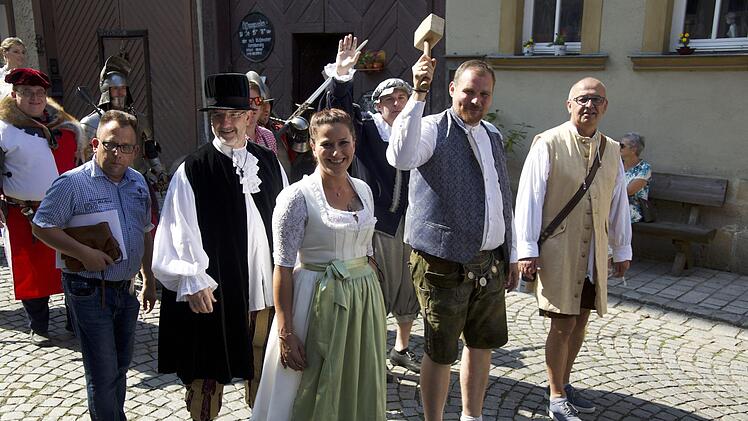 Zu den Höhepunkten des Seßlacher Altstadtfests zählte der historische Umzug und der anschließende Bieranstich am Sonntagvormittag. Erneut zogen über 200 Personen um die Stadtmauer und durch die historische Innenstadt zum Festplatz. Foto: Bettina Knauth