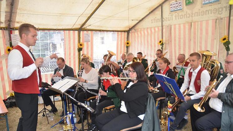Der Musikverein Pressig wurde erstmals zur Kirchweih vom 21-jährigen Dirigenten Dominik Richter geleitet, führte vor dem Gottesdienst die Kirchenparade an, spielte zum Frühschoppen auf und sorgte für gute Stimmung. K.- H. Hofmann