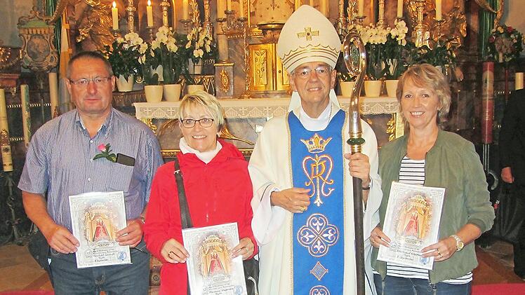 F&uuml;r 35 Wallfahrten wurden Reinhold Schmidt (links), f&uuml;r 30 Marianne Krappmann und f&uuml;r 20 Edeltraud Krappmann (rechts) in Marienweiher durch Erzbischof Ludwig Schick geehrt.
