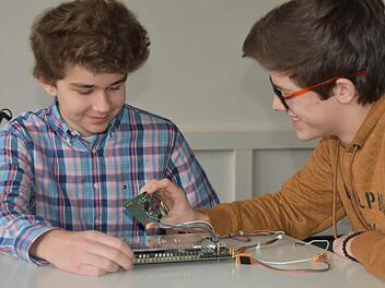 Marcel Sch&ouml;ckel (rechts) und Luca Beetz haben einen "Sitz-Sensor" gebaut. Fotos: Uschi Prawitz