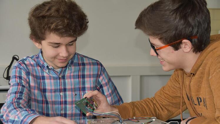 Marcel Sch&ouml;ckel (rechts) und Luca Beetz haben einen "Sitz-Sensor" gebaut. Fotos: Uschi Prawitz