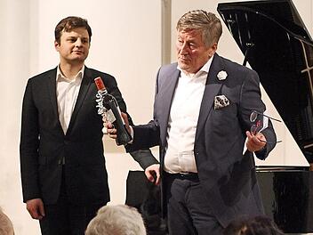 Es dürfte am Wetter gelegen haben, kommentiert hier Roberto Bauer (rechts) zum Publikumszuspruch. Doch auch ein halber Saal war von den Leistungen Georgy Tchaidzes verblüfft. Foto: Markus Häggberg