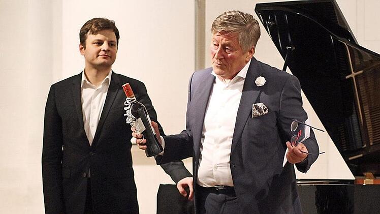 Es dürfte am Wetter gelegen haben, kommentiert hier Roberto Bauer (rechts) zum Publikumszuspruch. Doch auch ein halber Saal war von den Leistungen Georgy Tchaidzes verblüfft. Foto: Markus Häggberg