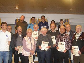 Ehrungen standen bei der SG Eintracht Oberleichtersbach an (hinten, von links):  Ludwig Weber, Michael Klaus, Julian Enders, Miriam Hornung, Katharina Beck sowie (vorne, von links): Christian Zirkelbach, Klaus Zirkelbach, Wilhelm Schubert, Erika Müller, Ernst Zeier, Alois Müller, Herbert Beck, Rudolf Büchner, Siegmar Schilling und Günther Hahn. Foto: Wolfgang Saam