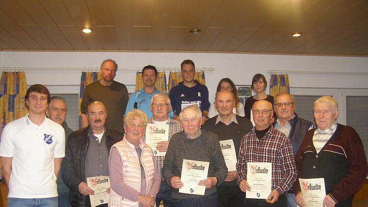Ehrungen standen bei der SG Eintracht Oberleichtersbach an (hinten, von links):  Ludwig Weber, Michael Klaus, Julian Enders, Miriam Hornung, Katharina Beck sowie (vorne, von links): Christian Zirkelbach, Klaus Zirkelbach, Wilhelm Schubert, Erika Müller, Ernst Zeier, Alois Müller, Herbert Beck, Rudolf Büchner, Siegmar Schilling und Günther Hahn. Foto: Wolfgang Saam