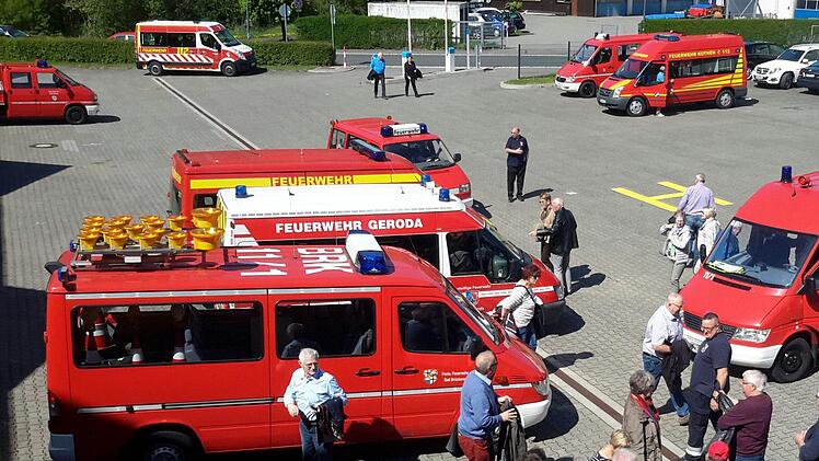 Mächtig Betrieb herrschte am Feuerwehrgerätehaus. Für die Gäste aus ganz Unterfranken hatten die Bad Brückenauer Brandschützer zusammen mit den Kameraden aus den Nachbargemeinden einen Fahrdienst eingerichtet, der reibungslos funktionierte. Foto: Rolf Pralle