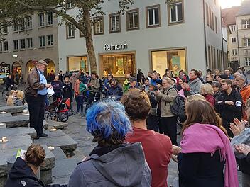 Am Donnerstag fand eine spontane Mahnwache in Bamberg für die Opfer rechten Terrors statt. UNter den Rednern war auch Martin Arie Rudolph von der Israelitischen Kultusgemeinde. Foto: Sebastian Martin