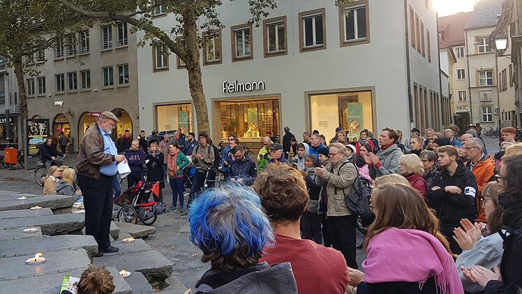 Am Donnerstag fand eine spontane Mahnwache in Bamberg für die Opfer rechten Terrors statt. UNter den Rednern war auch Martin Arie Rudolph von der Israelitischen Kultusgemeinde. Foto: Sebastian Martin