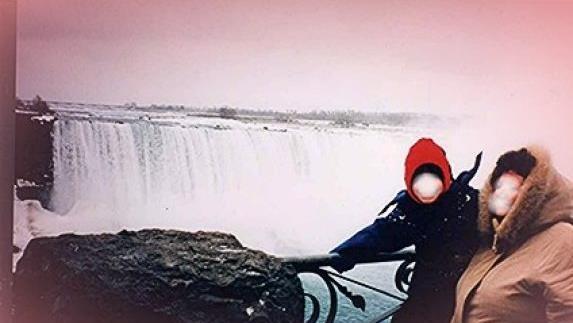 Das Foto zeigt die sechsjährige Vera aus dem Kreis Haßberge mit einer unbekannten Frau vor den Niagarafällen an der Grenze zwischen den USA und Kanada. Foto: privat