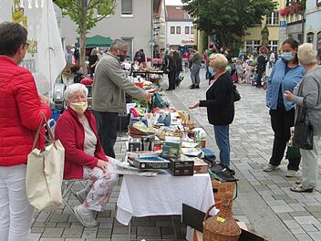 Mit Schutzmaske und Abstand lief das Markttreiben in Hammelburg ab. Winfried Ehling