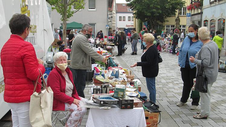 Mit Schutzmaske und Abstand lief das Markttreiben in Hammelburg ab. Winfried Ehling