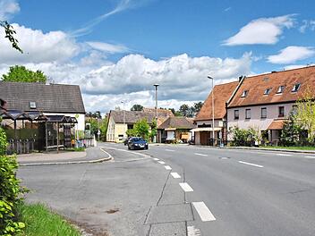 An der Haltestelle Raiffeisenstraße (l.) muss nach dem geplanten barrierefreien Ausbau der Bus auf der Fahrbahn der Hauptstraße halten.